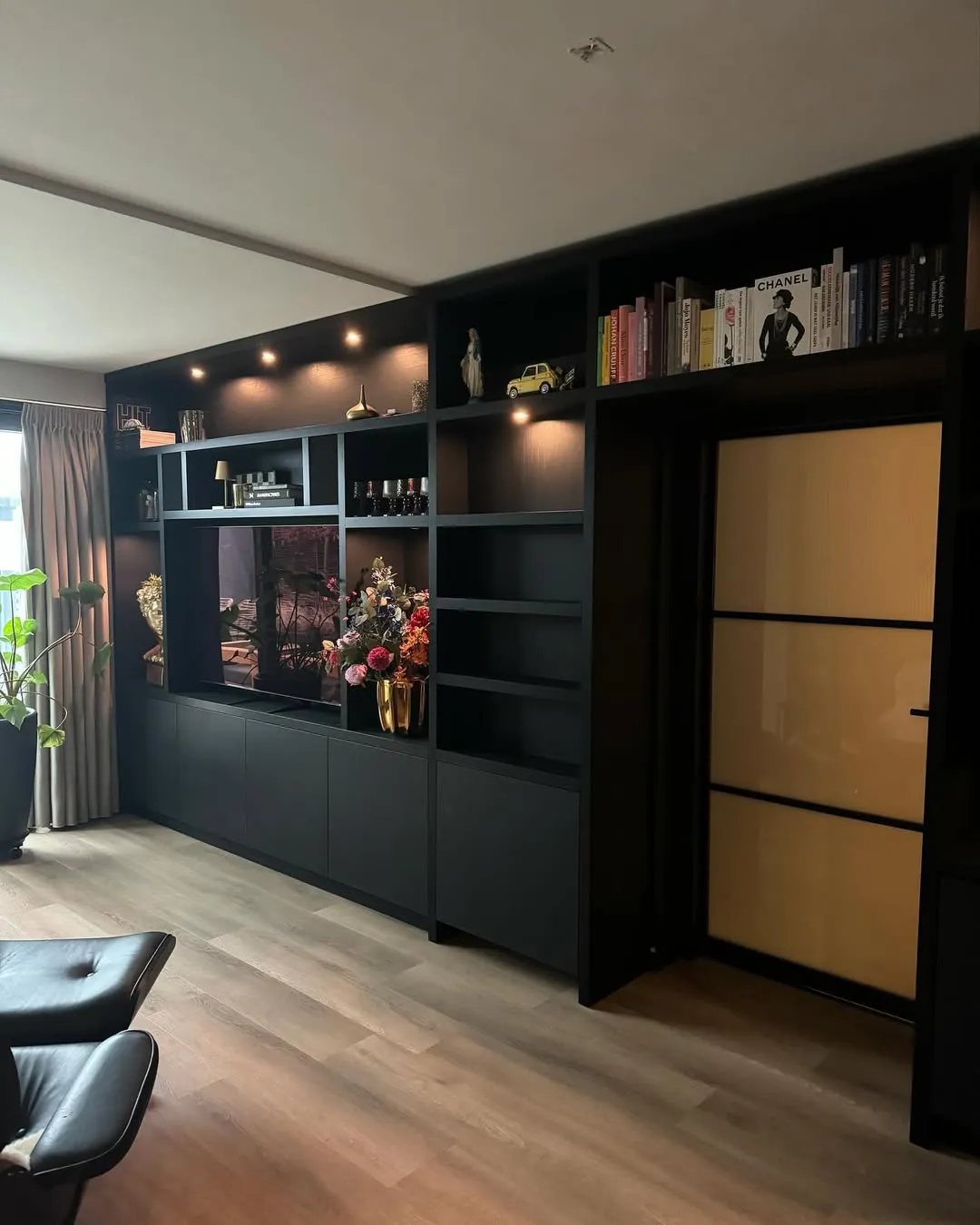 Cinewall — Black Oak