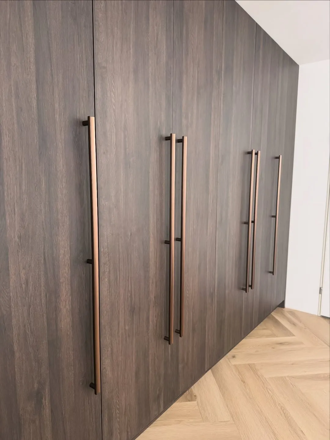 Kastenwand in warm eiken